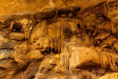 Taskuyu mağarası, Mersin 'in Tarsus ilçesinin yaklaşık 10 km kuzeybatısındaki Taskuyu Köyü' nde yer almaktadır. Tarsus, Mersin 'deki Taskuyu Mağarası, Türkiye.