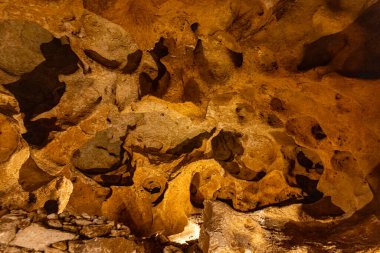 Taskuyu mağarası, Mersin 'in Tarsus ilçesinin yaklaşık 10 km kuzeybatısındaki Taskuyu Köyü' nde yer almaktadır. Tarsus, Mersin 'deki Taskuyu Mağarası, Türkiye.