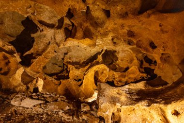 Taskuyu mağarası, Mersin 'in Tarsus ilçesinin yaklaşık 10 km kuzeybatısındaki Taskuyu Köyü' nde yer almaktadır. Tarsus, Mersin 'deki Taskuyu Mağarası, Türkiye.