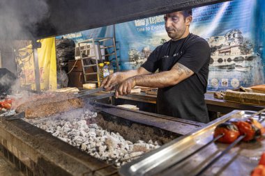 Türkiye, Adana, 19 Nisan, Kazancilar Restaurant Buyuksaat, Adana Kazancilar Bazaar. Kazancilar Kebap 1908 'den beri Adana' nın tarihi dokusunu ve tadını canlı tutuyor..