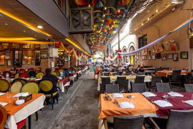 Türkiye, Adana, 19 Nisan, Kazancilar Restaurant Buyuksaat, Adana Kazancilar Bazaar. Kazancilar Kebap 1908 'den beri Adana' nın tarihi dokusunu ve tadını canlı tutuyor..