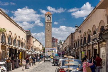Türkiye, Adana, 2024 Nisan, Buyuksaat. Adana Büyük Saat Kulesi Seyhan ilçesinde Ali Minif Caddesi 'nde yer almaktadır. 1881 ve 1882 yılları arasında inşa edilmiş..