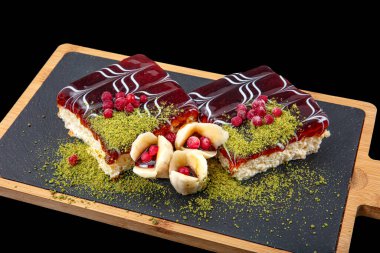 Geleneksel Türk Üçlüsü, Süt Sülükleri Süt Tatlısı Keki. Karamelli tatlı. Bir parça kremalı, sütlü kek..