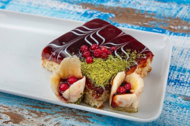 Geleneksel Türk Üçlüsü, Süt Sülükleri Süt Tatlısı Keki. Karamelli tatlı. Bir parça kremalı, sütlü kek..