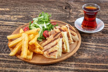 Türk bazlama tostu, sade kızarmış ekmek. Bazlama, taze pişmiş iştah açıcı Türk tortillası. Çedarlı krep tostu..