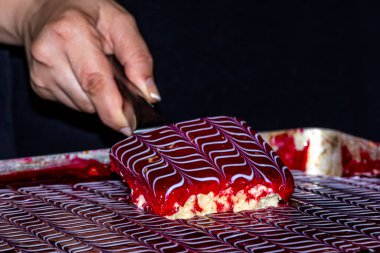 Şef mutfakta üç katlı tatlı hazırlıyor. Türk Geleneksel Üçlü Sülükleri Süt Tatlısı Pastası. Tereyağlı kekin içinde buharlaşmış süt, yoğunlaştırılmış süt ve yoğun krema ile ıslatılmış kek..