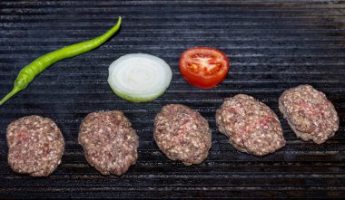 Türk usulü köfteler ızgara. Barbeküde köfte. Köfteli geleneksel kofte ızgaranın üstünde. Baharatlı köfte kebap veya kebap sağlıklı beslenme konsepti..