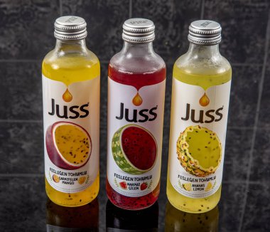 İstanbul, Türkiye 27 Şubat 2023; Juss Fruit Juice, Karpuz çilek ananas, mango aromalı fesleğen tohumu. Üç çeşit meyve aromalı fesleğen tohumu..