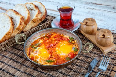 Geleneksel Türk yemek menileri. Ünlü Türk erkekler sofrasında yumurta, karabiber ve domateslerden yapılıyor..