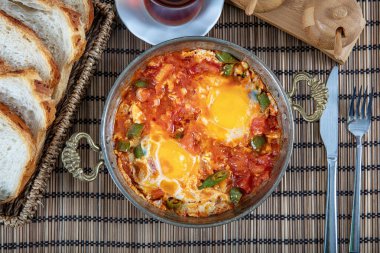 Geleneksel Türk yemek menileri. Ünlü Türk erkekler sofrasında yumurta, karabiber ve domateslerden yapılıyor..