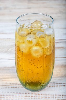 Enerji içeceği ve buzdan oluşan enerjik bir bardak. Buzlu soda. Buzlu, soğuk ve enerjik bir içecek. Köpüklü içecek. Buzlu soda..