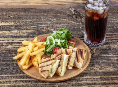 Türk bazlama tostu, sade kızarmış ekmek. Bazlama, taze pişmiş iştah açıcı Türk tortillası. Çedarlı krep tostu..