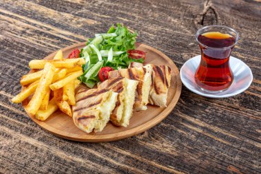 Türk bazlama tostu, sade kızarmış ekmek. Bazlama, taze pişmiş iştah açıcı Türk tortillası. Çedarlı krep tostu..