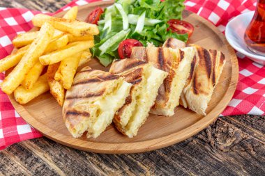 Türk bazlama tostu, sade kızarmış ekmek. Bazlama, taze pişmiş iştah açıcı Türk tortillası. Çedarlı krep tostu..