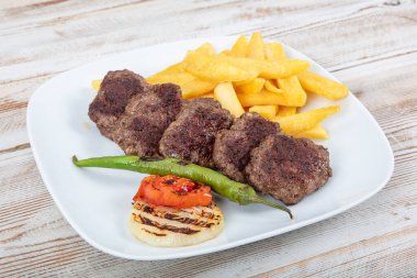 Türk usulü ızgara köfte. Geleneksel Türk köftesi. Baharatlı köfte kebap ya da kebap. Izgara köfte..