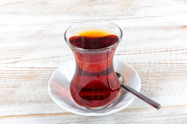 Türk çayı; Ahşap masada bir bardak Türk çayı.