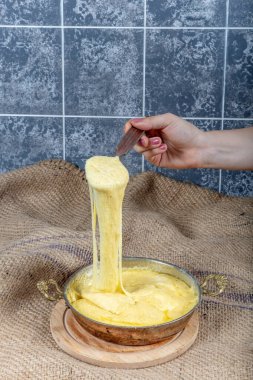 Kahvaltı için Türk Muhlama, Geleneksel Türk mutfağı, Peynir ve yumurta. Peynirli mısır lapası. Türkçe adı: Kuymak, Guymak, Mihlama, Yaglas.