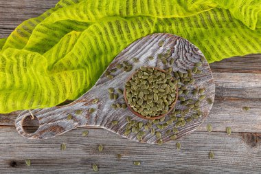 Kabak çekirdekleri içi yeşil ve beyazdır ve sağlıklı bir atıştırmalıktır. Bir kabak çekirdeğinin çekirdekleri.