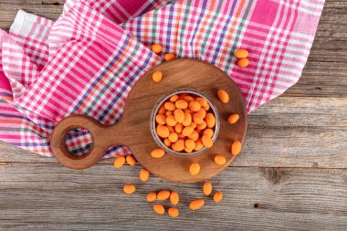 Kıtır kıtır fıstıklı arka plan. Yenebilir sarı toplar yığını yaklaşıyor. Geleneksel oryantal tatlı.