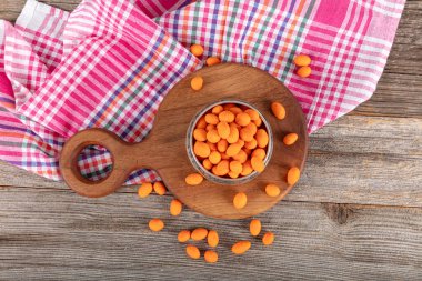 Kıtır kıtır fıstıklı arka plan. Yenebilir sarı toplar yığını yaklaşıyor. Geleneksel oryantal tatlı.