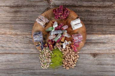 Ahşap zemin üzerinde şam fıstığı fitili olan Türk lezzeti çeşitleri. Geleneksel Türk mutfağı lezzetleri. Karışık Wick Türk Lokumu ve Pistachio yerel adı; Fistikli Karisik fitil lokum.