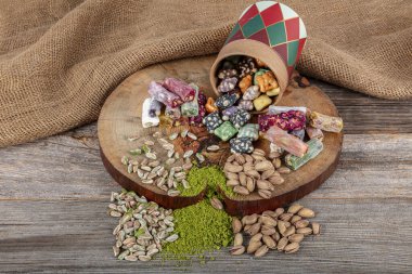 Ahşap zemin üzerinde şam fıstığı fitili olan Türk lezzeti çeşitleri. Geleneksel Türk mutfağı lezzetleri. Karışık Wick Türk Lokumu ve Pistachio yerel adı; Fistikli Karisik fitil lokum.