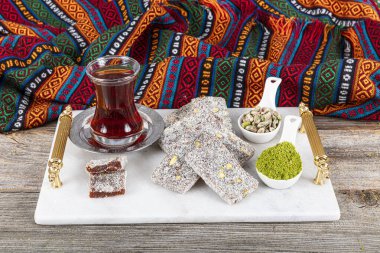 Geleneksel Türk tatlıları. Kahve ya da çay Cézerye ile servis edilir. Fedakârlık festivali. Ramazan Bayramı. Cezerye haşlanmış havuç, şeker, fıstık ve hindistan ceviziyle yapılır..