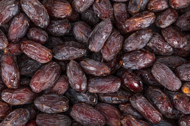 Yüzeyde sıralanmış iştah açıcı kurutulmuş tarih medjul meyvelerinin tam çerçeve arkaplan üst görünümü