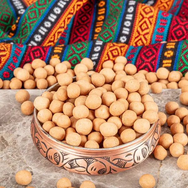 stock image Brown soy coated chickpeas with sauce in wooden bowl, traditional Turkish coated hazelnuts.