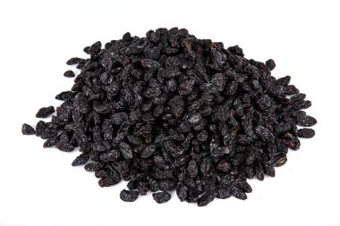 Tohumlu siyah kuru üzüm (sultana), kurutulmuş meyve. Bakır bir kasede kurumuş siyah kuru üzümler, bakır bir kasenin etrafına serpiştirilmiş kuru üzümler..