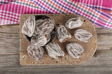 Tatlı, iştah açıcı, kurutulmuş sağlıklı hurma. Bitkibilimci tarafından satılan kurutulmuş hurma meyvesi. Türkçe bilinen adı: Cennet Hurmasi.