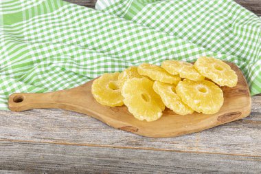 Kurutulmuş ananas halkaları. Doğal kurutulmuş ananas, meyve dilimleri, masanın arka planında ananas halkaları. sağlıklı sebze yemeği. Sağlık diyeti ve alternatif çöl için meyveli atıştırmalık.. 