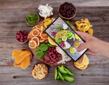 Kurutulmuş egzotik meyveler. Organik Sağlıklı Kurutulmuş Meyve Karışımı. Kurutulmuş meyve atıştırmalıkları. Kurutulmuş hindistan cevizi, mango, portakal, muz ve çilek manzarası.