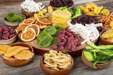 Kurutulmuş egzotik meyveler. Organik Sağlıklı Kurutulmuş Meyve Karışımı. Kurutulmuş meyve atıştırmalıkları. Kurutulmuş hindistan cevizi, mango, portakal, muz ve çilek manzarası.