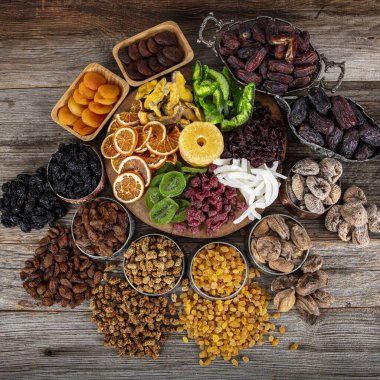 Kurutulmuş meyve ve fındıklı kompozisyon. Besleyici Enerji Atıştırması. Şekerli meyve, kuru meyve fındığı. Sağlıklı vejetaryen yemekleri. Fındık, kurutulmuş ve şekerli meyve karışımı..