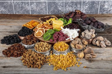 Kurutulmuş meyve ve fındıklı kompozisyon. Besleyici Enerji Atıştırması. Şekerli meyve, kuru meyve fındığı. Sağlıklı vejetaryen yemekleri. Fındık, kurutulmuş ve şekerli meyve karışımı..