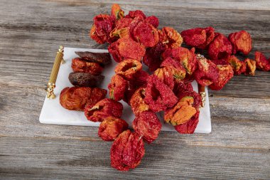 Kurutulmuş biber ve patlıcan asmak. Kurutulmuş patlıcan ve kurutulmuş dolmalık biber, kurutulmuş sebze, yerel malzeme dokusu kavramı, kutsal Ramazan ayında helal ay yemeği.. 