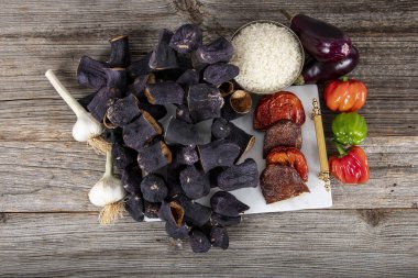 Kurutulmuş patlıcan dolması. Orta Doğu bölgesel yemekleri. Kurutulmuş biber ve patlıcan asmak. Kurutulmuş patlıcan ve kurutulmuş dolma biber, kurutulmuş sebzeler, yerel malzeme dokusu kavramı..