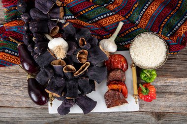 Kurutulmuş patlıcan dolması. Orta Doğu bölgesel yemekleri. Kurutulmuş biber ve patlıcan asmak. Kurutulmuş patlıcan ve kurutulmuş dolma biber, kurutulmuş sebzeler, yerel malzeme dokusu kavramı..