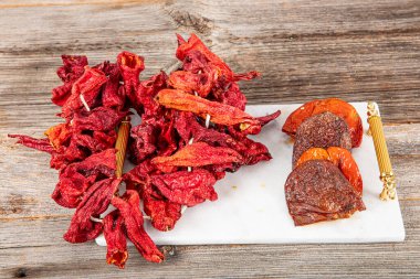 Organik kurutulmuş tatlı dolmalık biber. Geleneksel bir Türk gıda pazarında kurutulmuş biber asılıydı. Yemek geçmişi. Yerel adı: Dolmalik Kuru Kapya Biber.