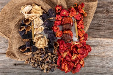 Kurutulmuş yerel sebzeler. Türkiye 'de yerel pazarda satılan bir ipe asılmış güneşte kurutulmuş biber, patlıcan, kabak ve bamya. Sağlıklı yaşam konsepti.