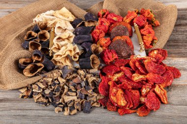 Kurutulmuş yerel sebzeler. Türkiye 'de yerel pazarda satılan bir ipe asılmış güneşte kurutulmuş biber, patlıcan, kabak ve bamya. Sağlıklı yaşam konsepti.