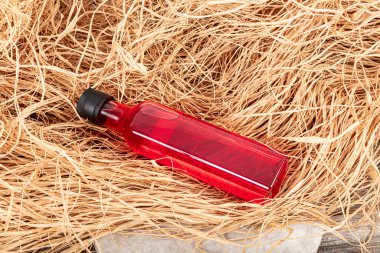 Kızılcık şerbeti. Kızılcık Kombuçası ve vegan kızılcık şerbeti cam bir şişede sonbaharın başında masada.. 