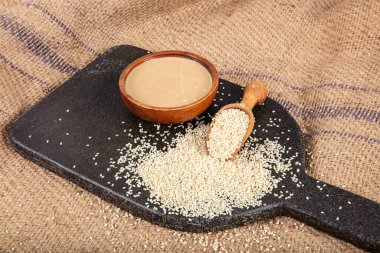 Tahini susam tohumundan yapılmış. Tahini ve lezzetli susam ezmesi tohumların üstündeki kasede.. 