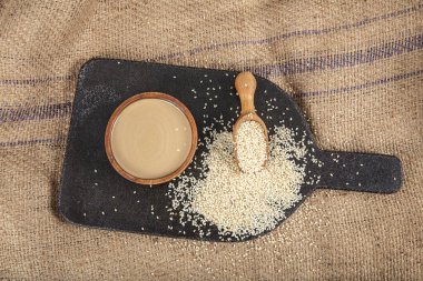 Tahini susam tohumundan yapılmış. Tahini ve lezzetli susam ezmesi tohumların üstündeki kasede.. 