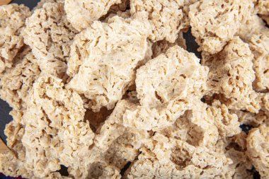 Geleneksel Anadolu çipleri (Türkçe adı Tarhana). Sikma tarhana 'nın parçaları tahıl ve yoğurt ve mayalanmış süt karışımına dayanan kurutulmuş bir besin bileşenidir..