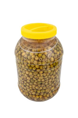 Beş kilogramlık kavanozda tuzlu suda ezilmiş yeşil zeytin. Ev yapımı ezici zeytin yapımı. Taze yeşil zeytinler teker teker kırılıyor. Türk usulü zeytin turşusu hazırlanıyor. Türk adı: kirma zeytin