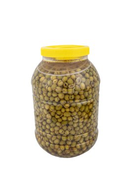 Beş kilogramlık kavanozda tuzlu suda ezilmiş yeşil zeytin. Ev yapımı ezici zeytin yapımı. Taze yeşil zeytinler teker teker kırılıyor. Türk usulü zeytin turşusu hazırlanıyor. Türk adı: kirma zeytin