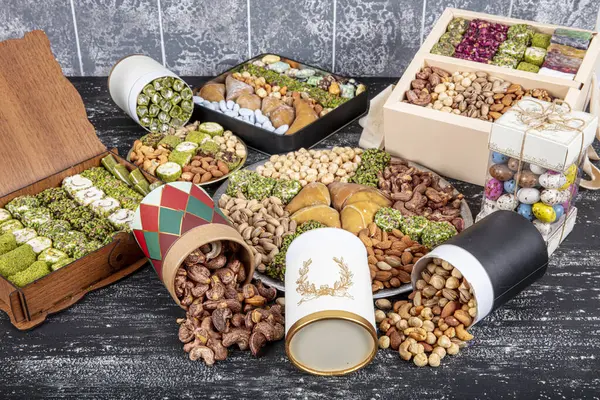 stock image Deluxe mixed nuts. Mixed hazelnuts and luxurious Turkish delight, with luxurious salt, walnuts and macadamias. Luxury mixed nuts The most popular assortment of mixed nuts in glass and wooden bowls.