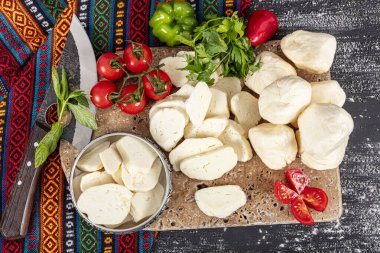 Tabak yumuşak ve sert peynirlerden, turşu peyniri, pecorino, koyun peyniri, peynir tabağından oluşuyor. Türk mutfağı.